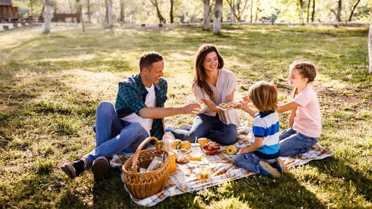 幸福的一家人在公园里野餐.